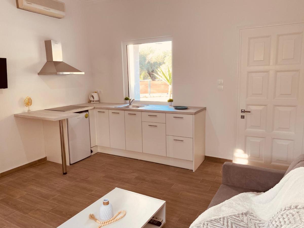 Louvros Luxury Suites Dassia  Zewnętrze zdjęcie